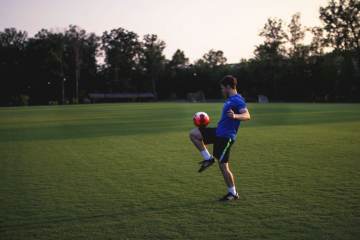 美国前锋红牌撤销真相浮出水面，来自阿联酋的FIFA高层私自拍板（配图示意）