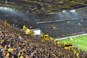 巴黎主帅恩里克欧冠决赛前用巨型屏幕讲解战术，7对7训练强化进攻（配图示意）